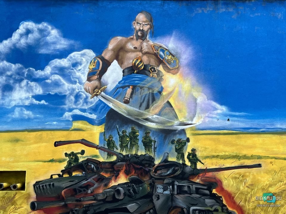 Рядки Шевченка та «тракторні війська»: у Дніпрі з'явився патріотичний стінопис (Фото) - рис. 2