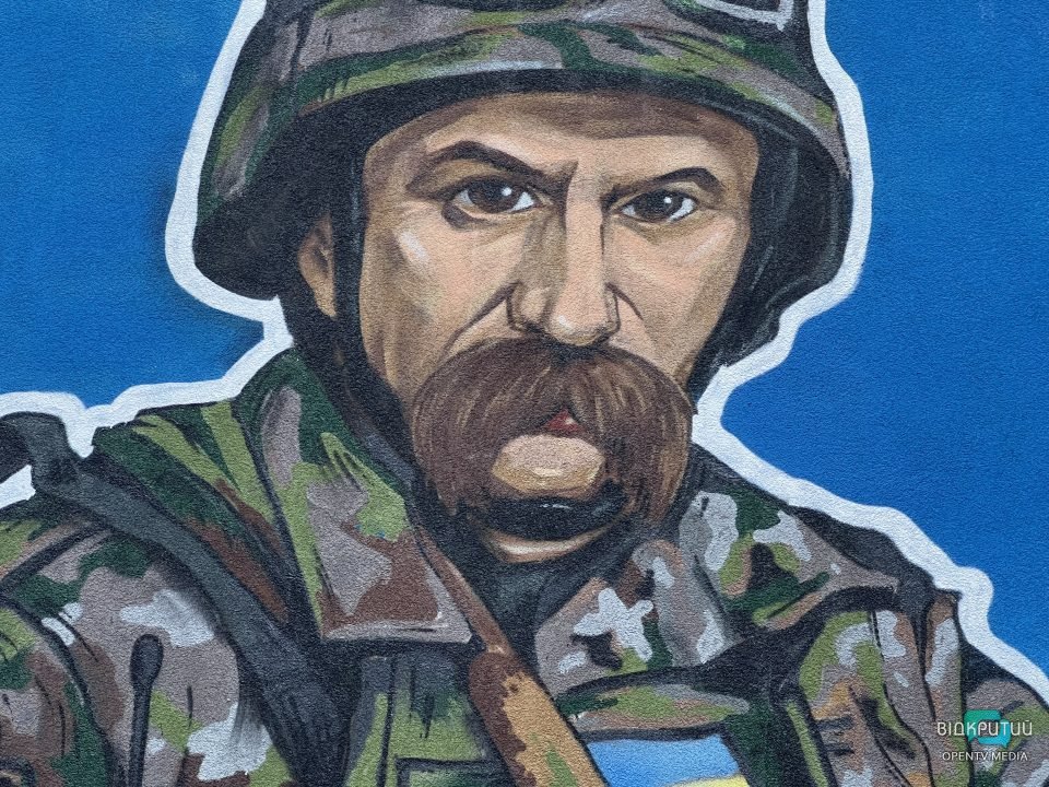 Рядки Шевченка та «тракторні війська»: у Дніпрі з'явився патріотичний стінопис (Фото) - рис. 12