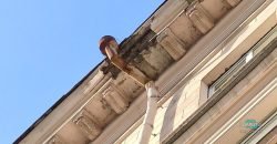 У центрі Дніпра осипається фасад будинку (Фото)
