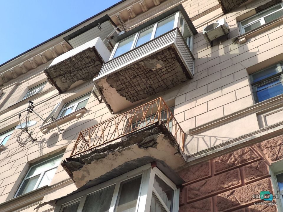 У центрі Дніпра осипається фасад будинку (Фото) - рис. 6