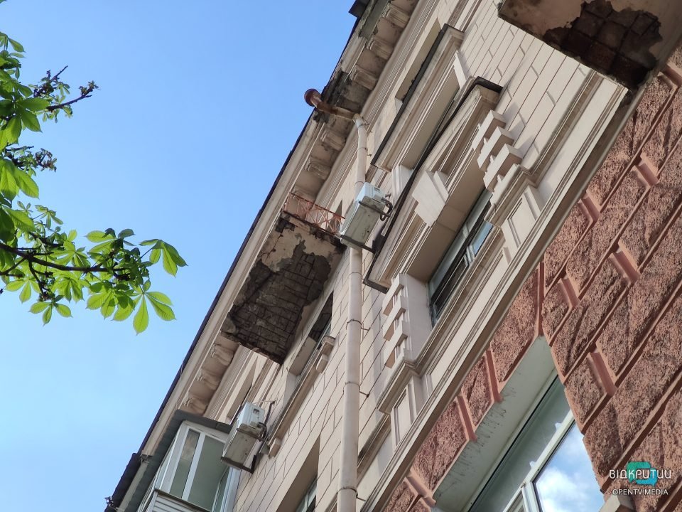 У центрі Дніпра осипається фасад будинку (Фото) - рис. 2