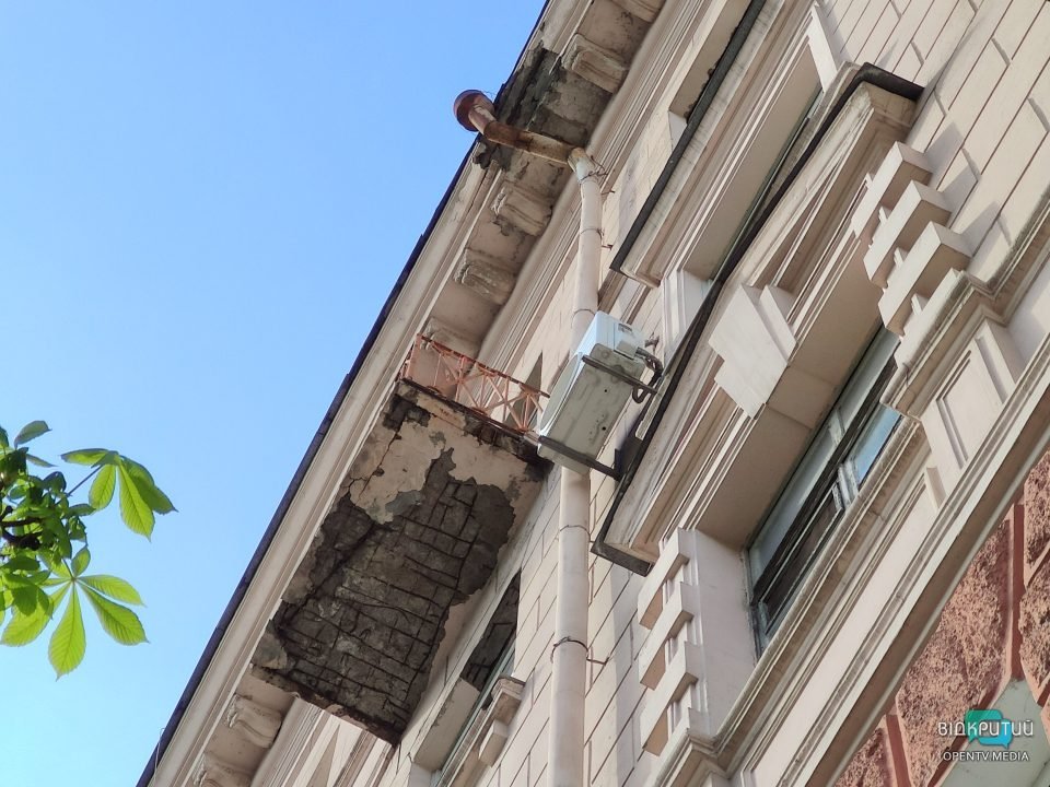 У центрі Дніпра осипається фасад будинку (Фото) - рис. 5
