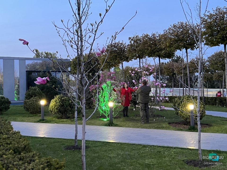 Хай буде весна: у Дніпрі на Набережній Перемоги розцвіли тюльпани та магнолії (Фото) - рис. 8