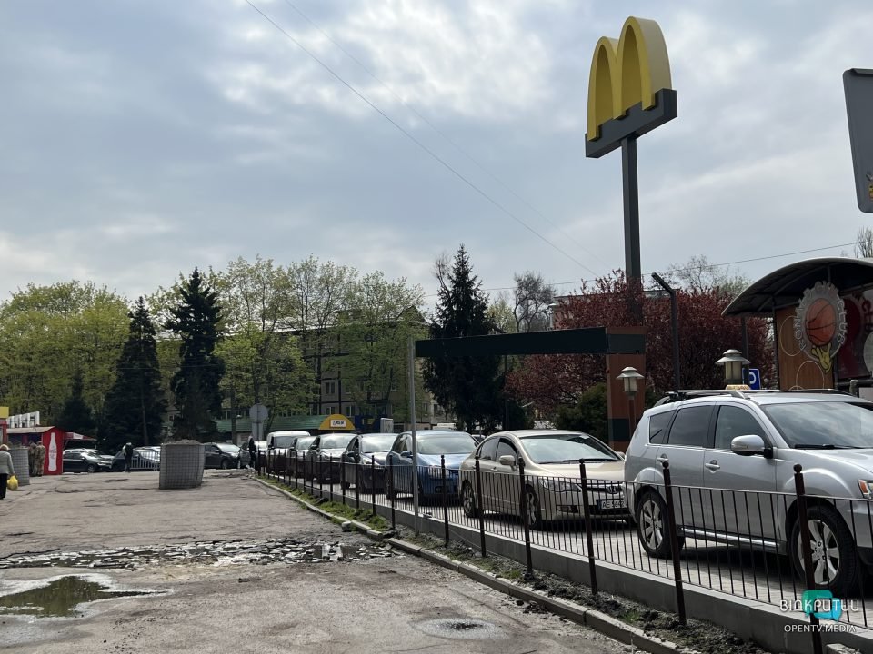 Ускладнення руху та шалені черги: що відбувається у McDonald’s Дніпра