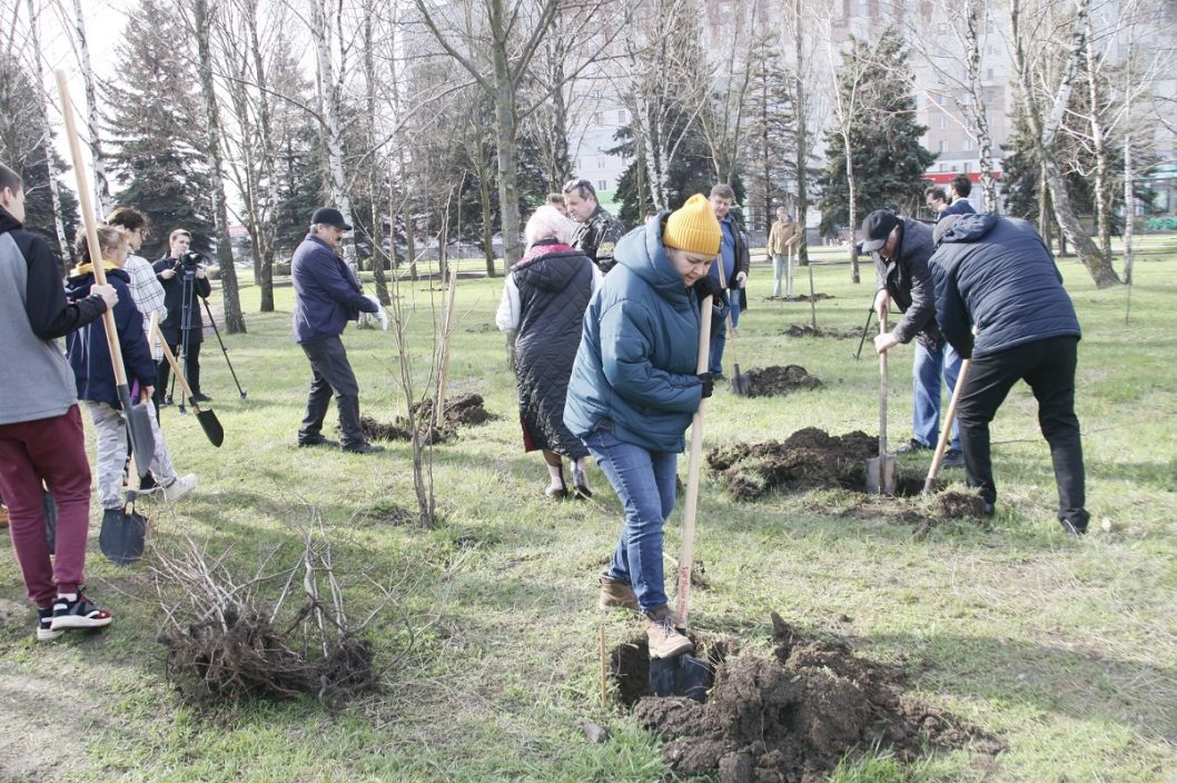В Кривом Роге в честь Кузьмы Скрябина высадили липы и создали его барельеф