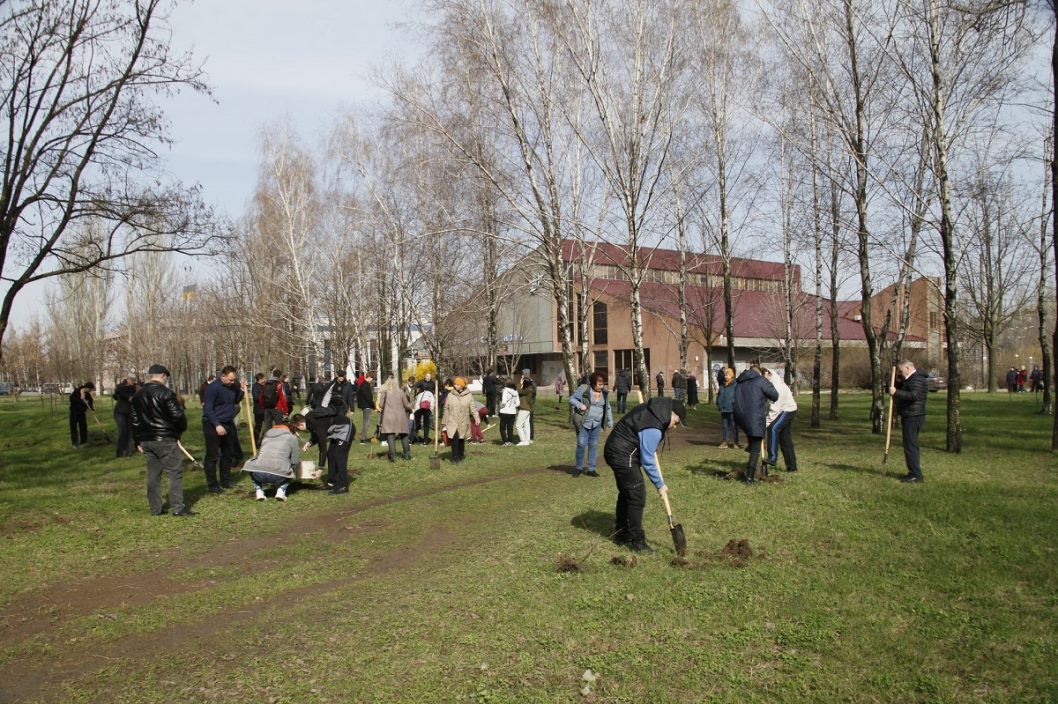 В Кривом Роге в честь Кузьмы Скрябина высадили липы и создали его барельеф
