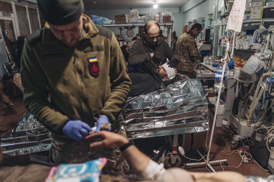 Медики дніпровської 93-ї ОМБр "Холодний Яр" показали, як рятують поранених бійців