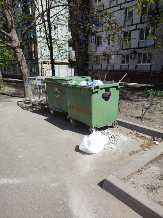 В Днепре оштрафовали местного жителя, который складировал свой строительный мусор во дворе многоэтажки