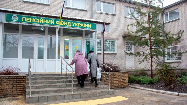 Жители Украины могут “докупать” пенсии и страховой трудовой стаж