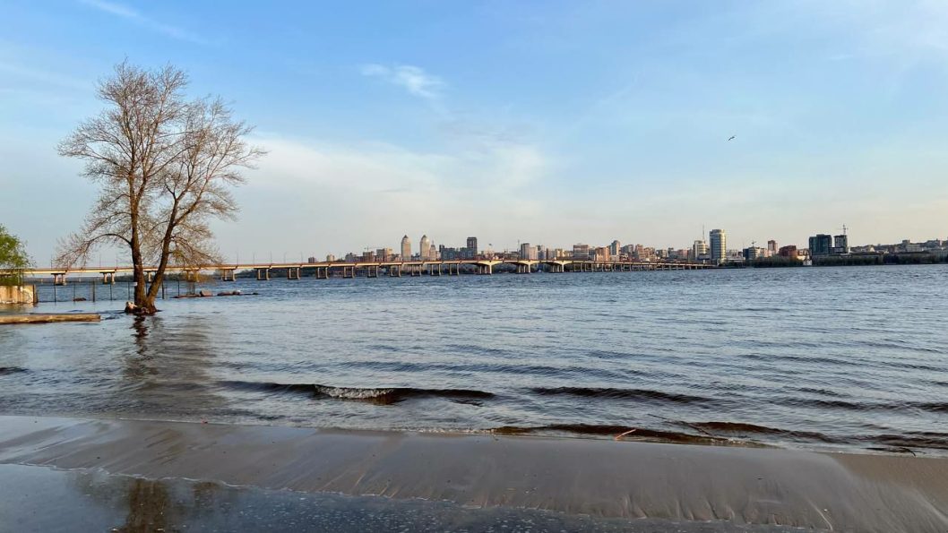В Днепре река затопила один из городских пляжей (Фото)