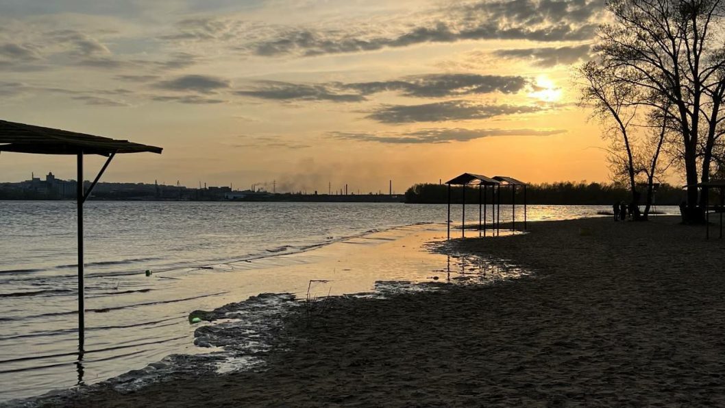В Днепре река затопила один из городских пляжей (Фото)