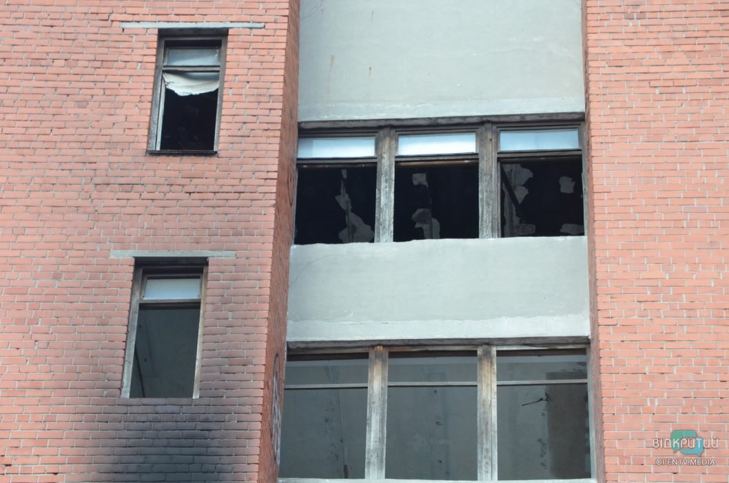 В Днепре на продажу выставлено заброшенное семиэтажное здание