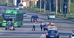 В Каменском на пешеходном переходе ВАЗ сбил девочку, которая с родителями переходила дорогу - рис. 5