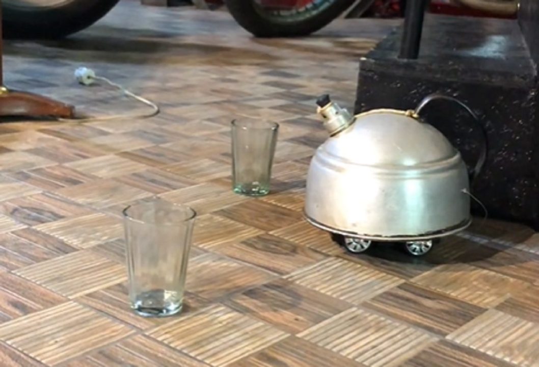 Чайник на колесах: в днепровском музее «Машины времени» появился новый экспонат - рис. 1