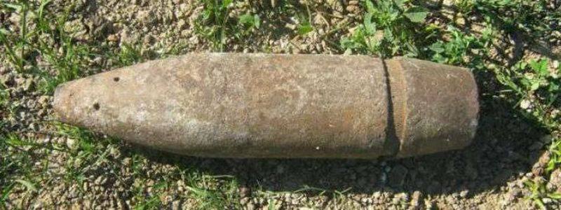 У Дніпрі біля будинків знайшли артилерійський снаряд