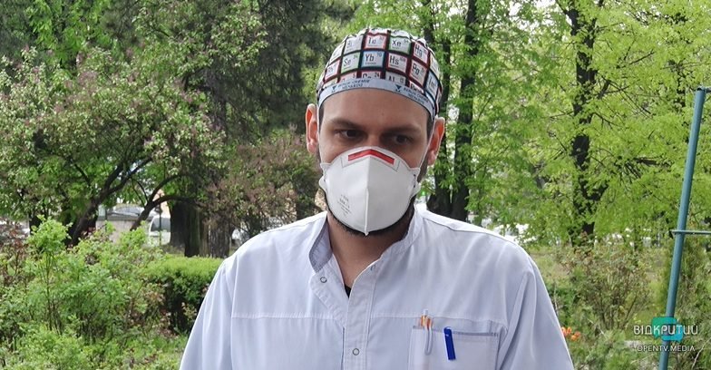 Как себя чувствует женщина, которую спасли из-под завалов ангара в Днепре - рис. 1