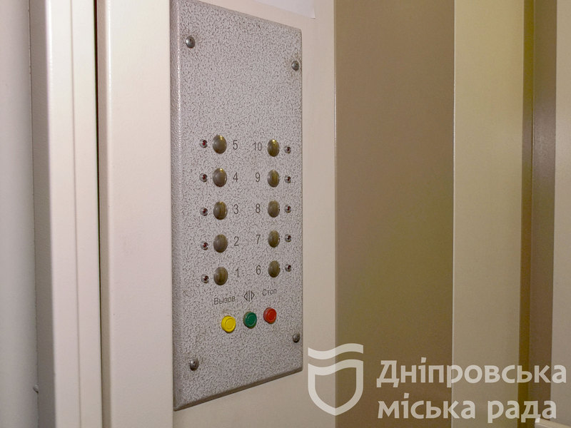 «Профильные службы имеют на это четкое указание»: мэр Днепра проверил обновление лифтов в домах - рис. 1