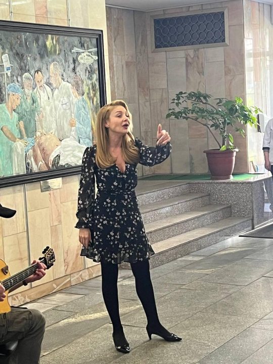 У Дніпрі співачка Тіна Кароль відвідала у лікарні одужуючих бійців ЗСУ