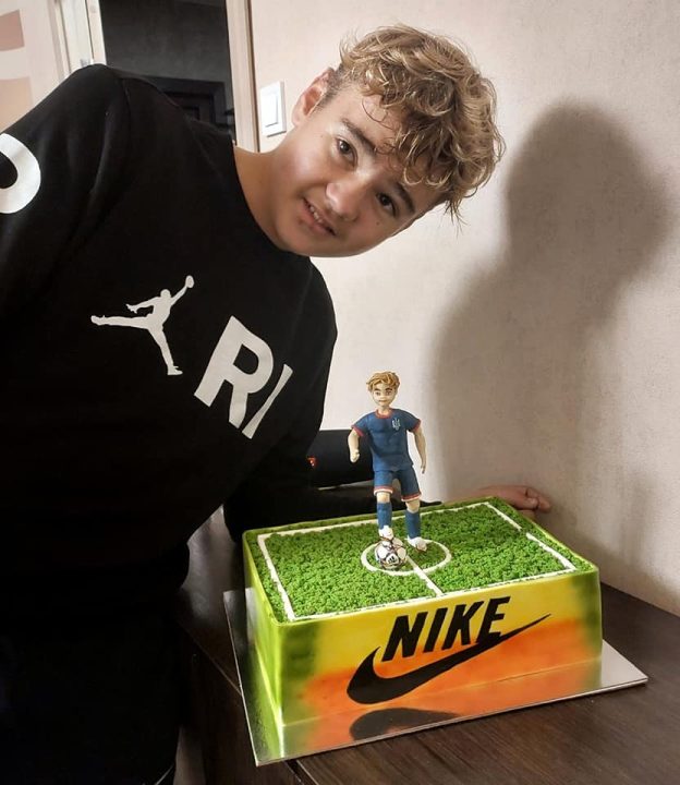 В Днепре известный кондитер изготовил торт в виде футболиста на поле