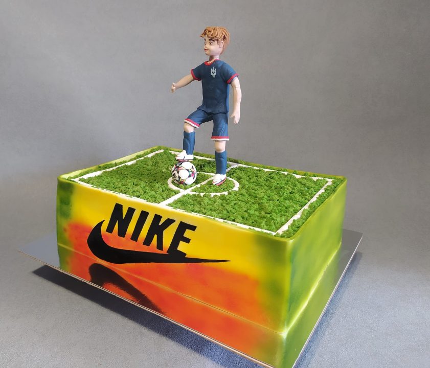 В Днепре известный кондитер изготовил торт в виде футболиста на поле