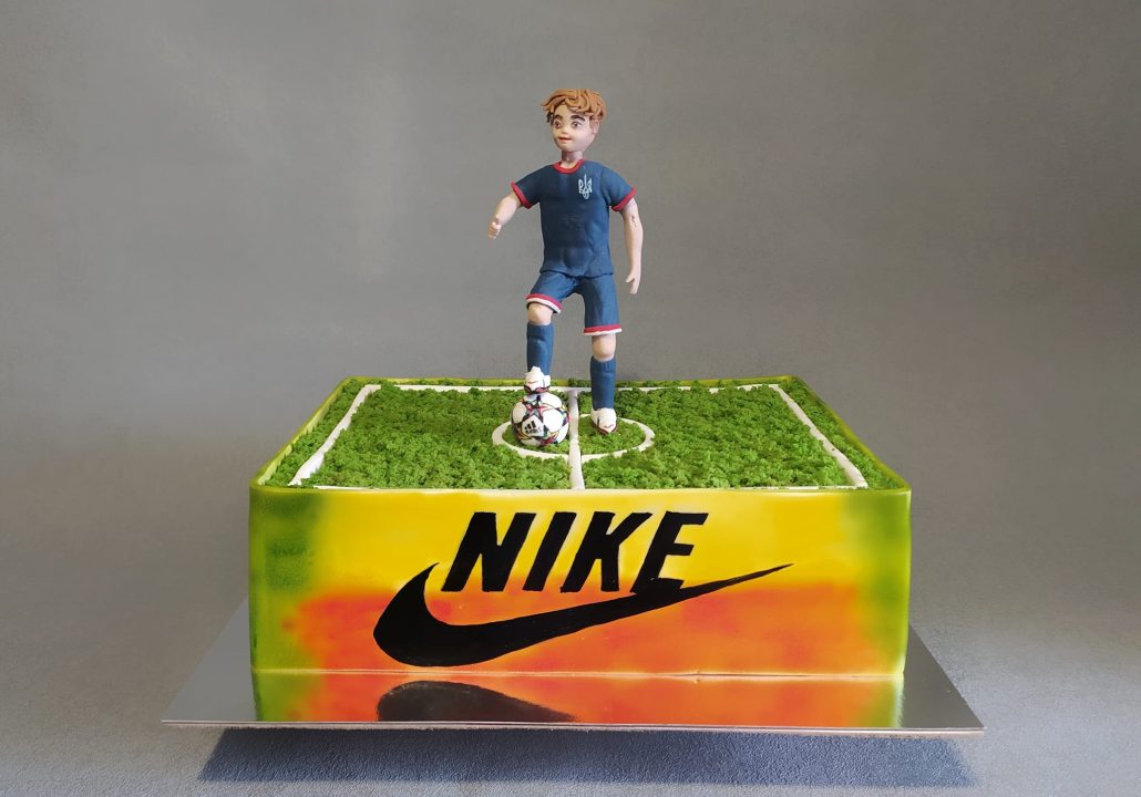 В Днепре известный кондитер изготовил торт в виде футболиста на поле