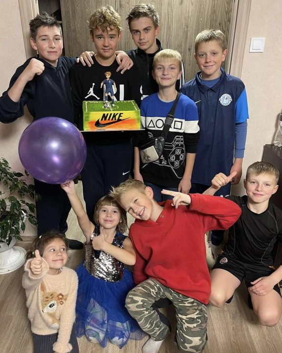 В Днепре известный кондитер изготовил торт в виде футболиста на поле