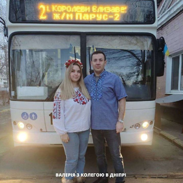 "Завжди мріяла водити тролейбус", - Валерія Пікуліна з Бахмута працює водійкою тролейбуса у Дніпрі