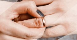 В Днепре спасатели помогли женщине снять обручальное кольцо с опухшего пальца - рис. 14