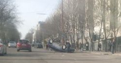 Автівка перекинулась на дах: у Дніпрі на проспекті Поля сталася аварія