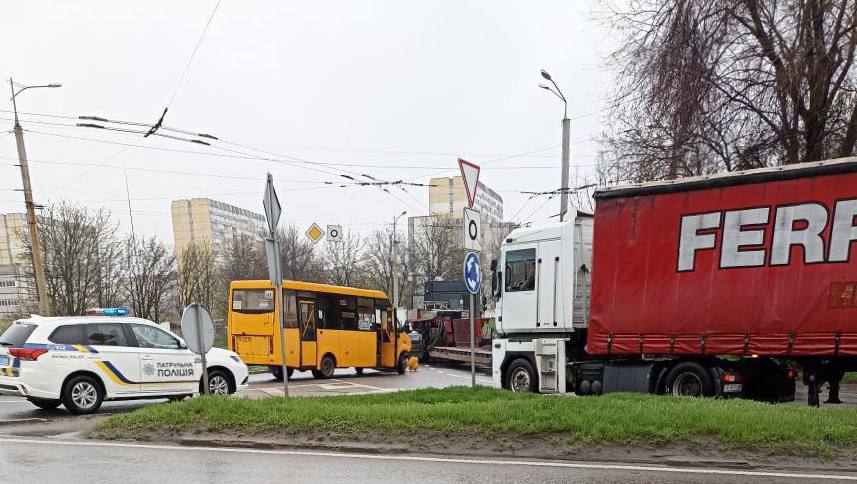 У двох районах Дніпра сталися аварії: де ускладнено рух у місті - рис. 1