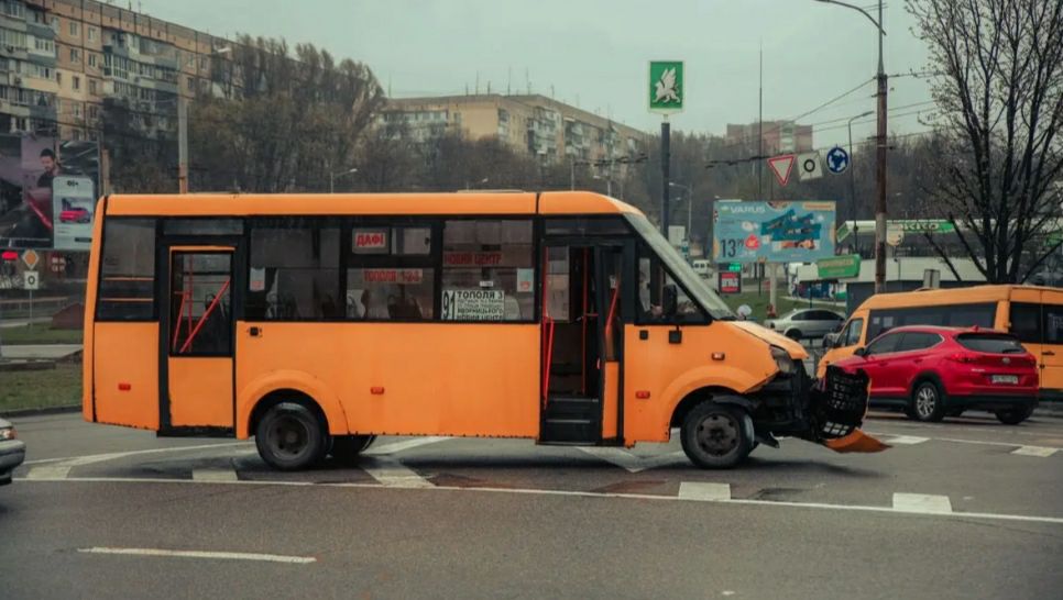 У двох районах Дніпра сталися аварії: де ускладнено рух у місті