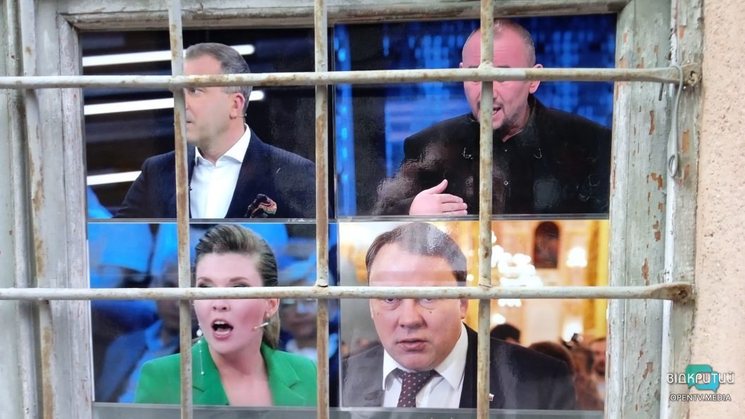 В центре Днепра казнили российского диктатора: путин собирает средства на ВСУ