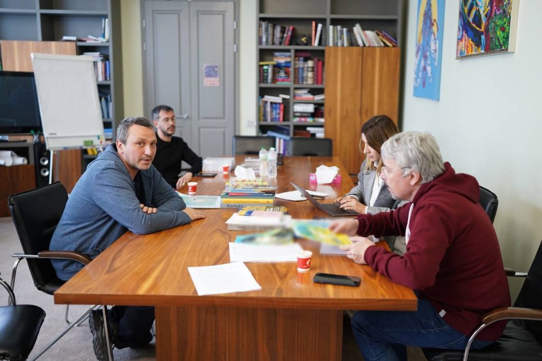 Искусство на руинах: в Киевской области появились портреты украинских культурных деятелей - рис. 1