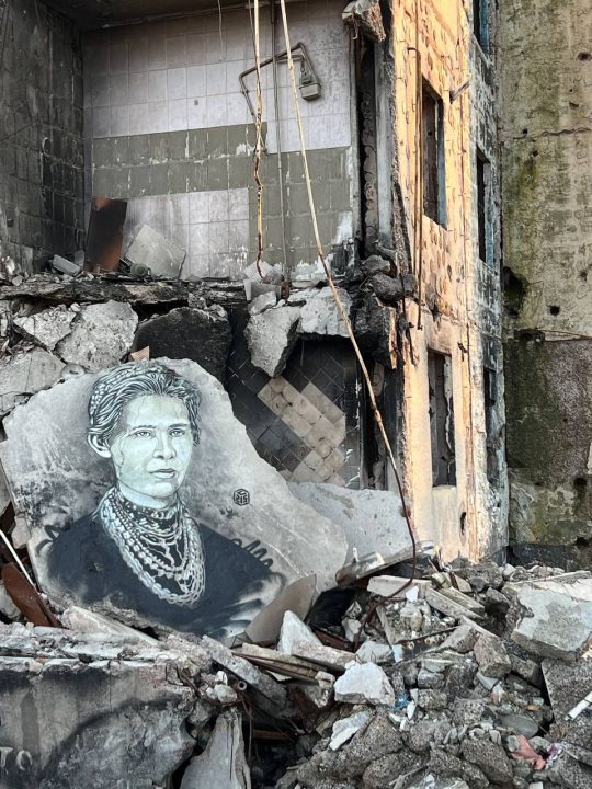 Искусство на руинах: в Киевской области появились портреты украинских культурных деятелей - рис. 2