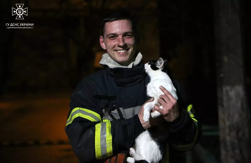 У Дніпрі надзвичайники врятували з пожежі чоловіка та кота