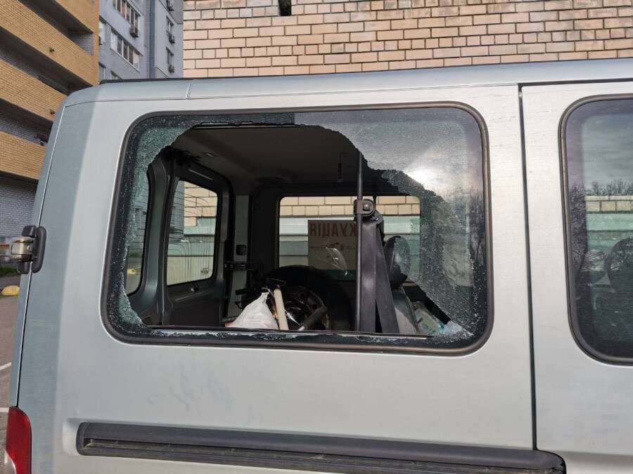 Украли бронежилеты и медицинское оборудование: в Днепре ограбили машину эвакуации - рис. 1
