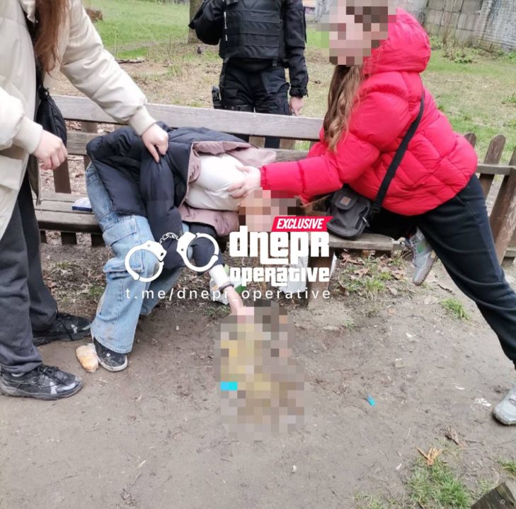 У Дніпрі підлітки вживали алкоголь до втрати свідомості на дитячому майданчику - рис. 1