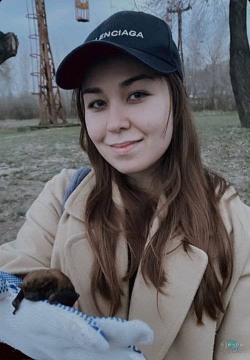 У суботу. 8 квітня, в Дніпрі випустили на волю майже 400 кажанів, яких врятували протягом зими.  Про це повідомляє Відкритий.  Усі кажани в Україні - червонокнижні тварини і охороняються законом, тому їх заборонено вбивати чи травмувати. Напередодні на волю випустили 350 рудих вечірниць та 40 нетопирів. Протягом зими ці тварини жили в харківському Центрі реабілітації. Там їх відгодовували та прихистили на час холодів. Волонтери розповіли, що кажани не шкодять, не переносять повітряно-крапельним шляхом жодних хвороб та не збираються псувати майно. Навпаки вони є корисними тваринами.  Найближчим часом волонтери планують випустити на волю інших кажанів, які зараз перебувають на реабілітації. Раніше ми писали, що у Павлограді Дніпропетровської області чоловік знайшов рідкісного кажана-вуханя. Цей вид не часто зустрічається в регіоні. Підписуйтеся на наш Телеграм-канал і сторінку Відкритого в Фейсбук, щоб першими дізнаватися про найважливіші події Дніпра.