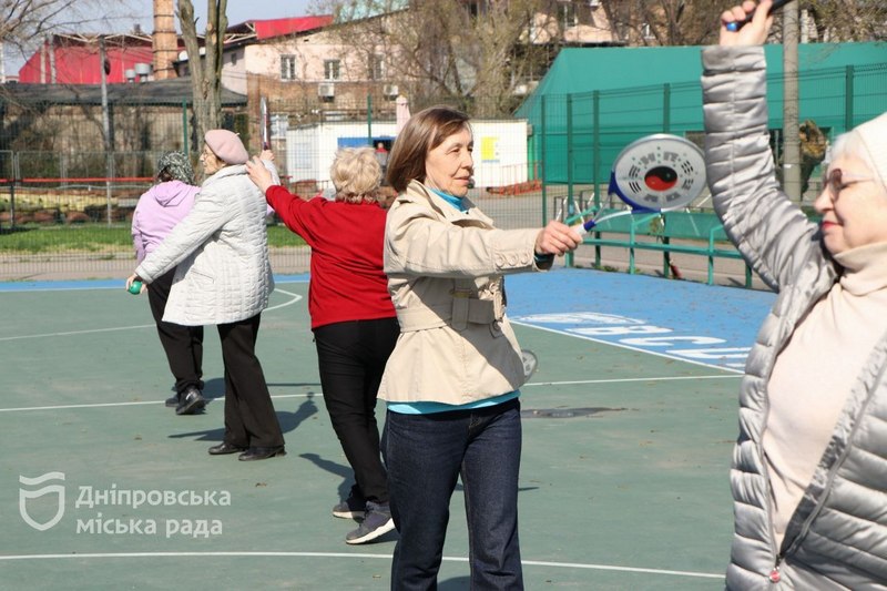 У Дніпрі стартували заняття на свіжому повітрі для учасників Університету третього віку