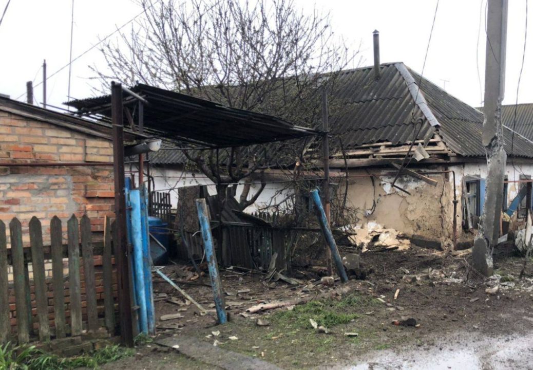 Російські терористи обстріляли житлові будинки у Нікополі: є постраждалі - рис. 1