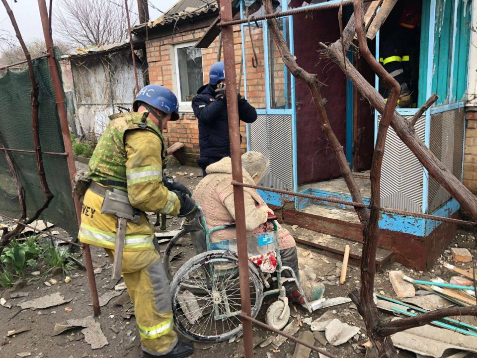 Російські терористи обстріляли житлові будинки у Нікополі: є постраждалі - рис. 2