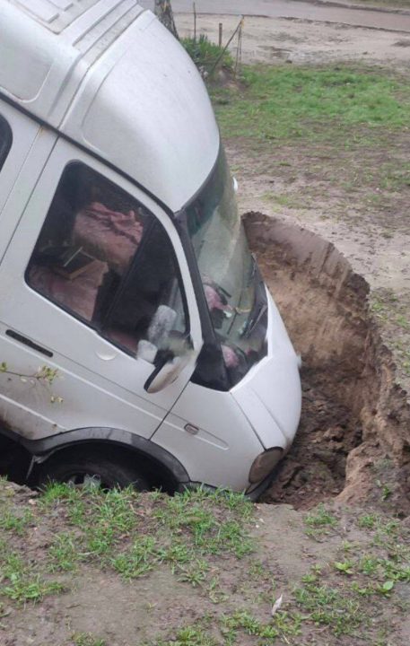 В Днепре микроавтобус провалился под землю - рис. 2