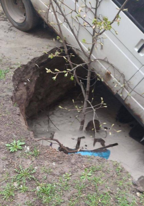 В Днепре микроавтобус провалился под землю - рис. 3