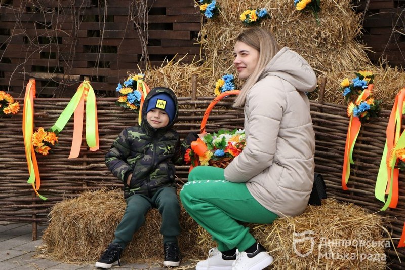 Дніпро святкує Великдень: у парку Зелений Гай влаштували ярмарок на підтримку ЗСУ