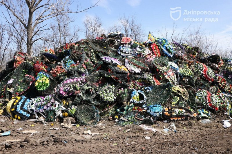 Понад 4 000 тонн сміття з початку квітня було вивезено з кладовищ Дніпра