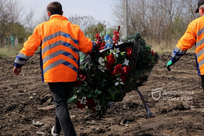 Понад 4 000 тонн сміття з початку квітня було вивезено з кладовищ Дніпра