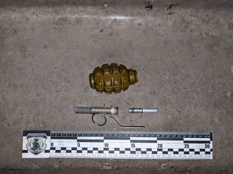 На Дніпропетровщині чоловік погрожував підірвати гранату у квартирі: подробиці - рис. 1