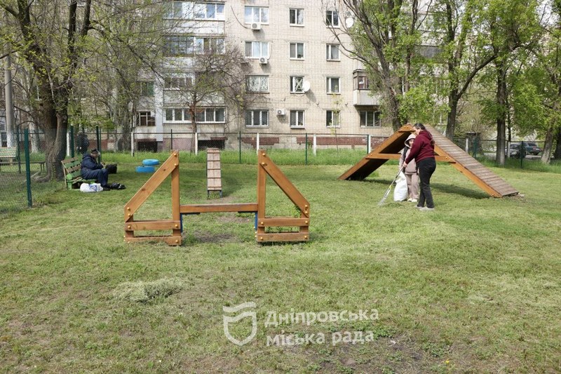 Алея із гібіскусу та прибирання території: як озеленюють та прибирають Дніпро