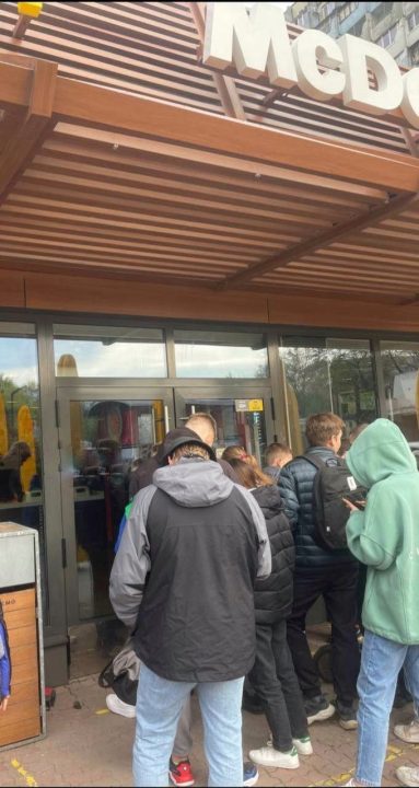 Собираются очереди: в Днепре открылись заведения быстрого питания McDonald's (Видео) - рис. 1