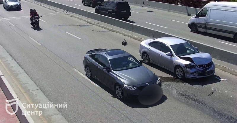 В Днепре на Новом мосту столкнулись Skoda и Mazda (Видео) - рис. 1